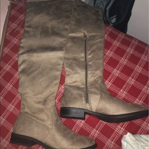 Women’s thigh high flat boots. Size 8